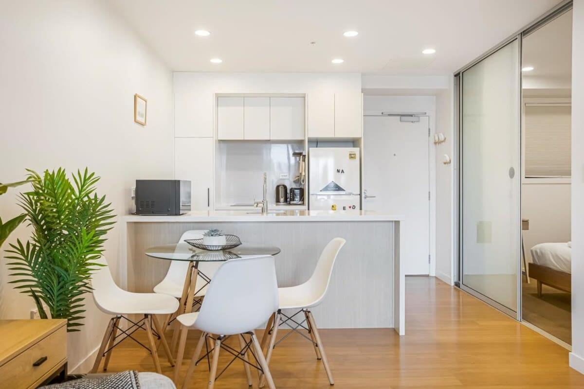 Cosy Two Bedroom Apartment With Balcony Pool And Gym Auckland Extérieur photo