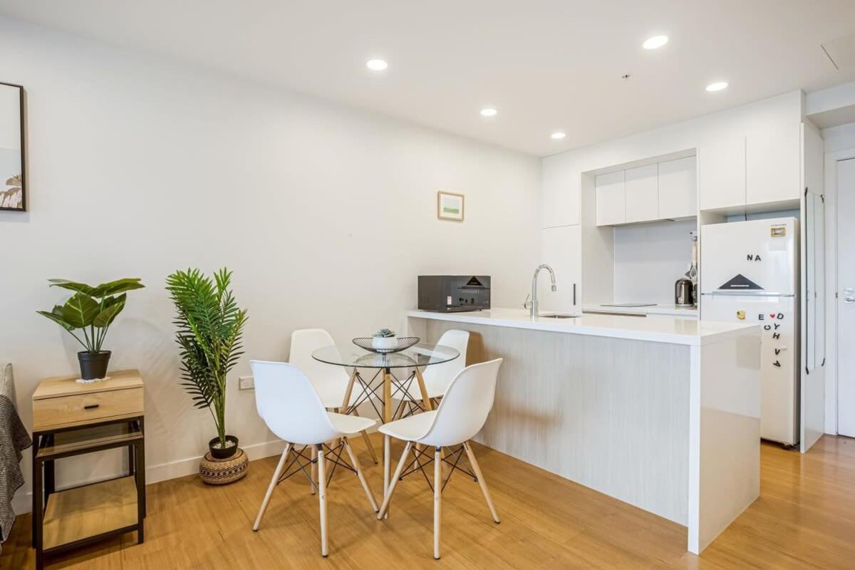 Cosy Two Bedroom Apartment With Balcony Pool And Gym Auckland Extérieur photo
