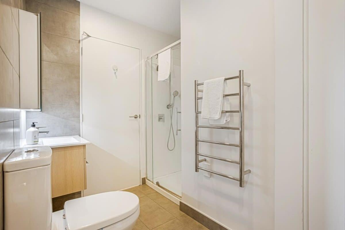 Cosy Two Bedroom Apartment With Balcony Pool And Gym Auckland Extérieur photo